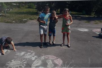 03.06.2019 года на территории Корсаковской средней школы был проведен конкурс рисунков на асфальте «Мир доброты».