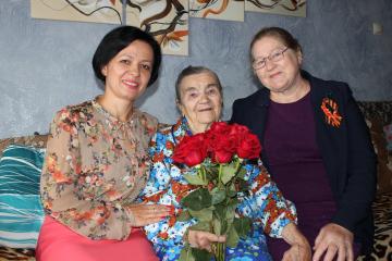 Поздравление с 90-летием труженика тыла Никитиной Татьяны Алексеевны директором БУ ОО «ЦСОН Корсаковского района» Светланой Анатольевной Данилиной и председателем Совета ветеранов войны, труда и правоохранительных органов Раисой Петровной Жмыховой.