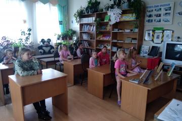 Специалистами отделения профилактики безнадзорности несовершеннолетних совместно с работниками ЦБ, с целью занятости детей в каникулярный период, проведена викторина «Что за прелесть эти сказки».